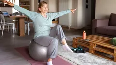 Nejlepší cviky pro seniory: zlepšete rovnováhu a pohyblivost z pohodlí domova